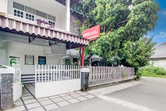 Hotel O Jalan Jenderal Sudirman Near Imam Bonjol Square Formerly Nelvi Guest House