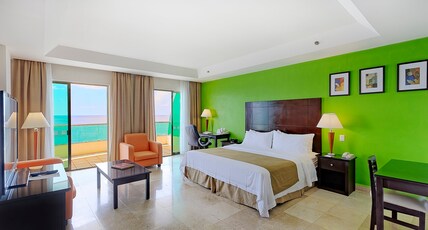 Holiday Inn CAMPECHE Room Type - 1 King Premium
