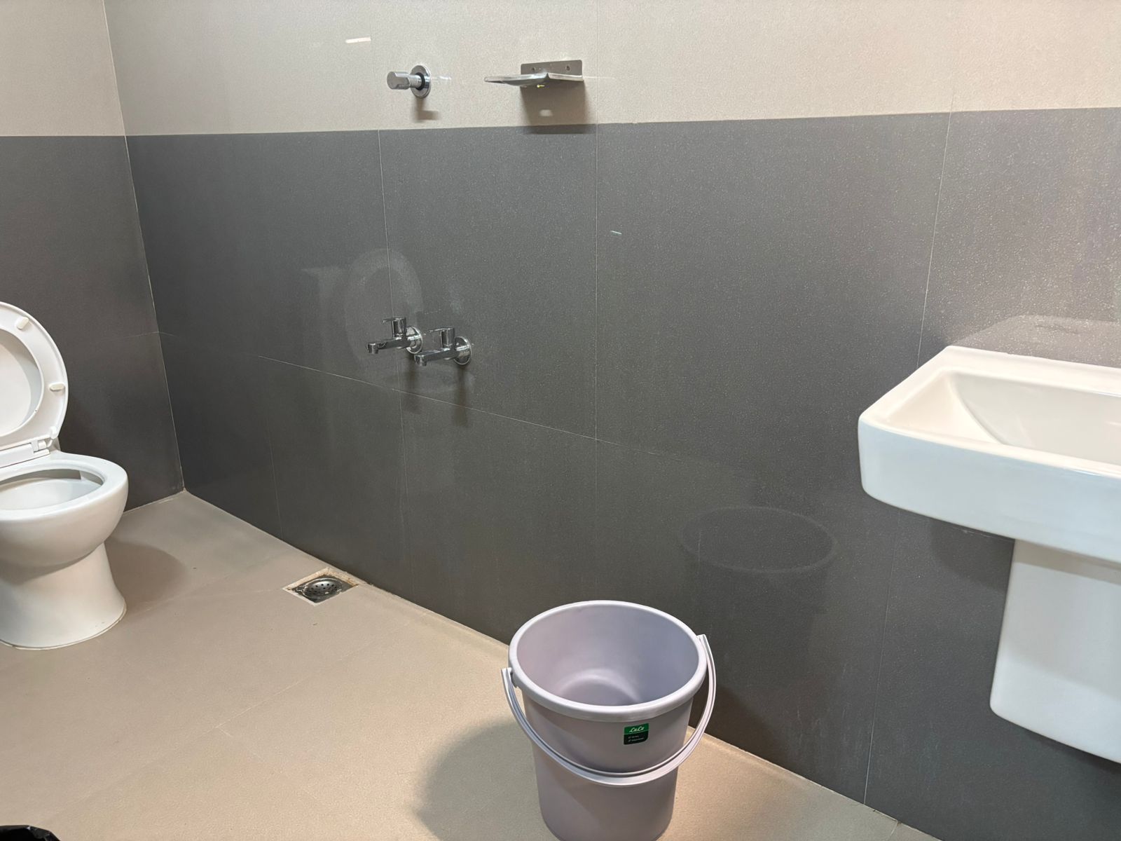 HOTEL CAPS - Tap to explore photos