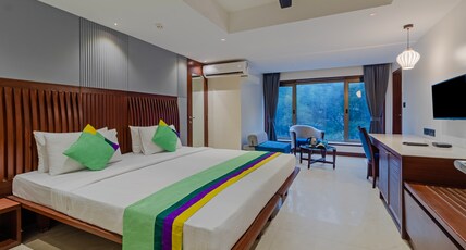 Treebo Regency - Bund Garden, Dhole Patil Road Room Type - Superior Room