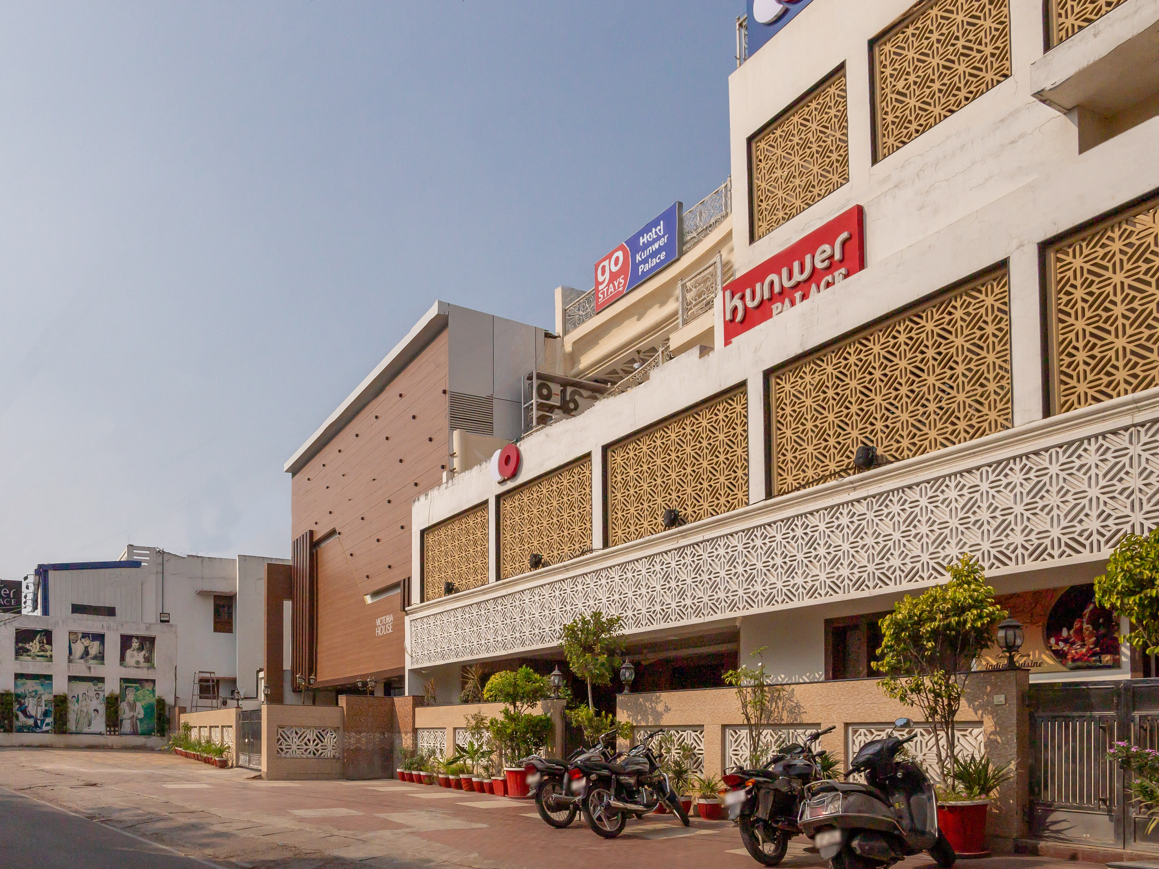 Hotel Kunwer Palace  1.5km from Railway Station - Tap to explore photos