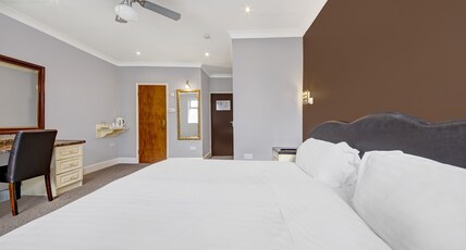 OYO Bostons Manor Hotel Room Type - Standard Triple Room