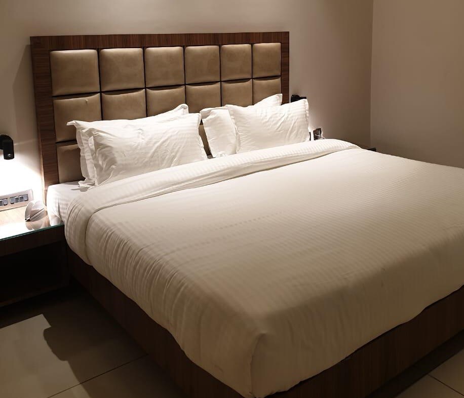 Hotel Solitaire Inn - Tap to explore photos