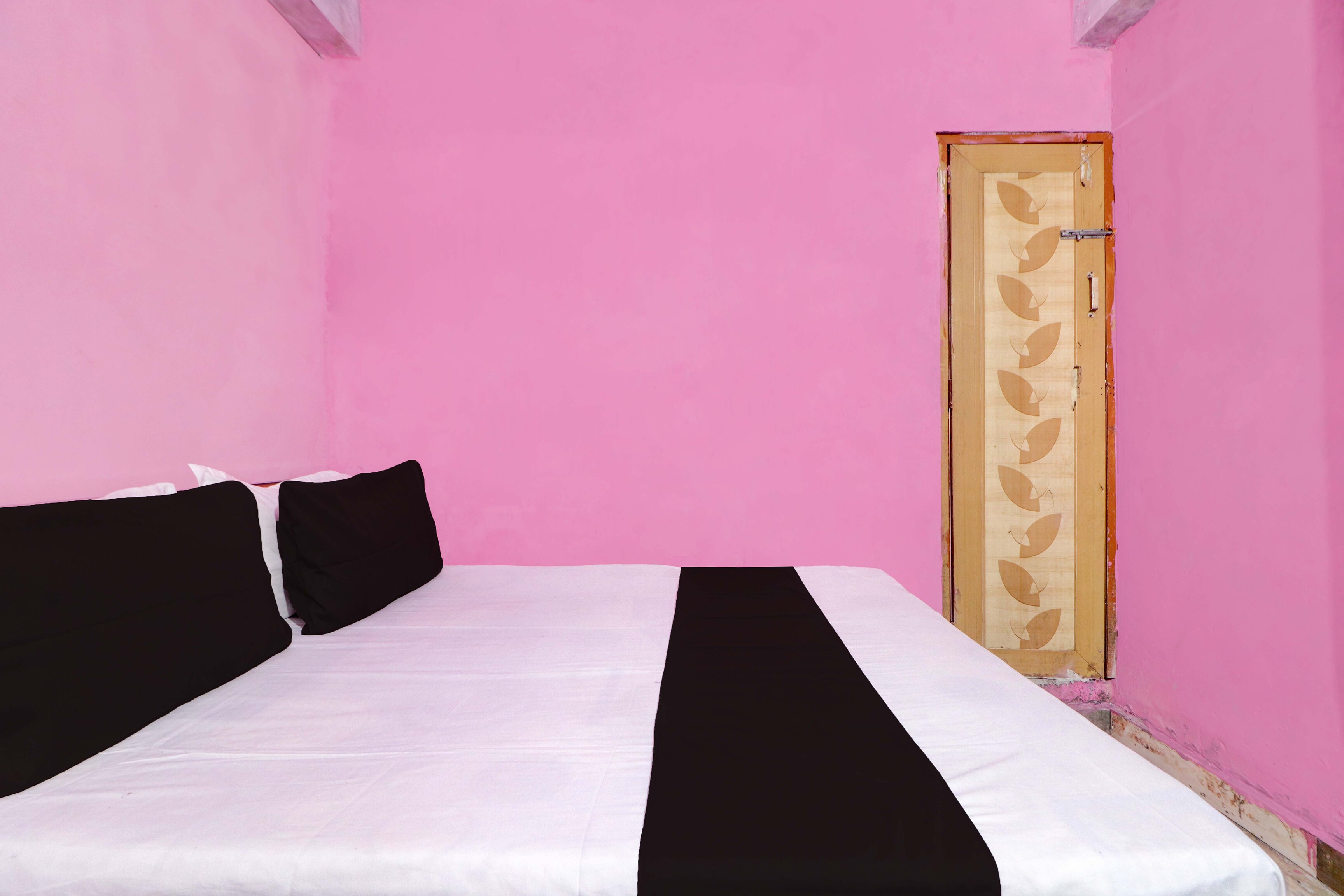 OYO Hotel Royal Palace - Tap to explore photos
