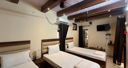 Hotel Foreigners Inn Room Type - Deluxe Triple Bed Room