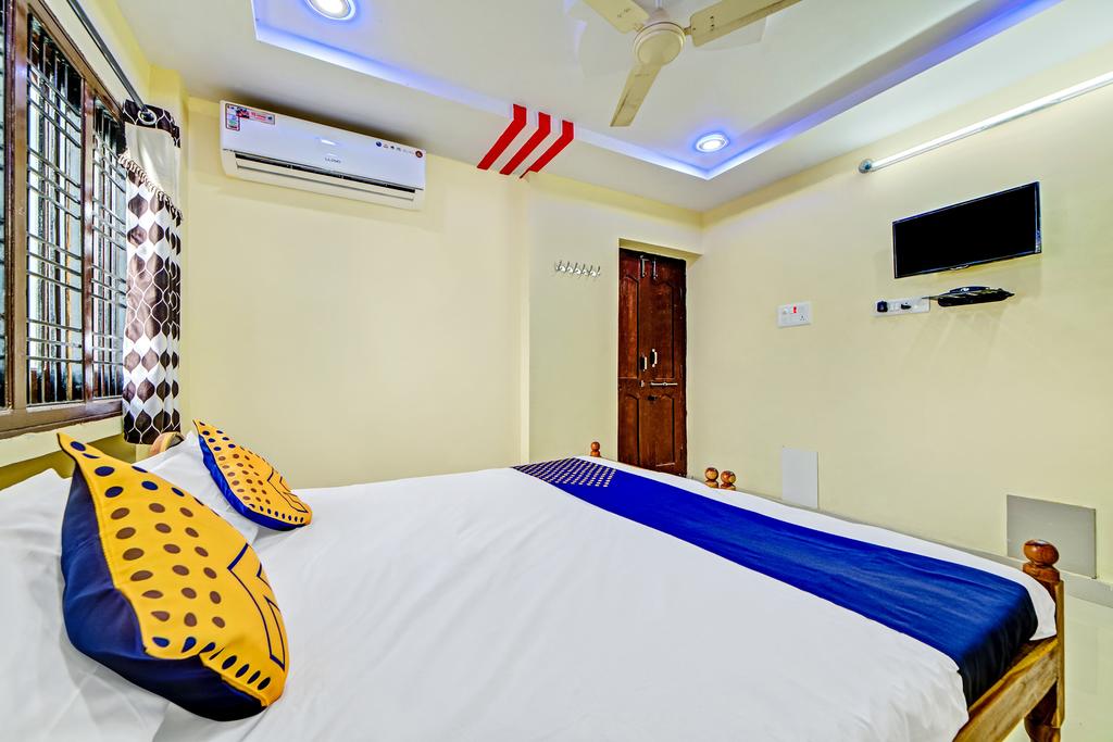 HOTEL SHANMUKHA A/C LODGE - Tap to explore photos