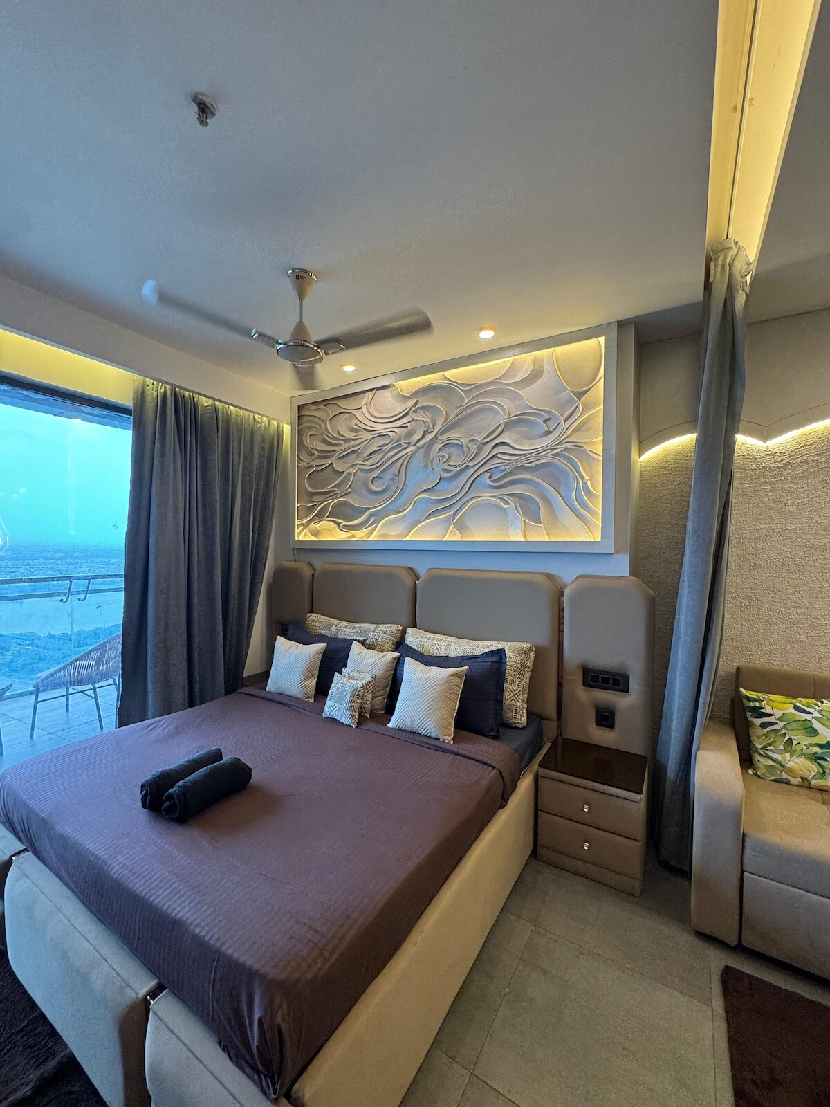 Chic Studio Apartment with Premium Amenities - Tap to explore photos