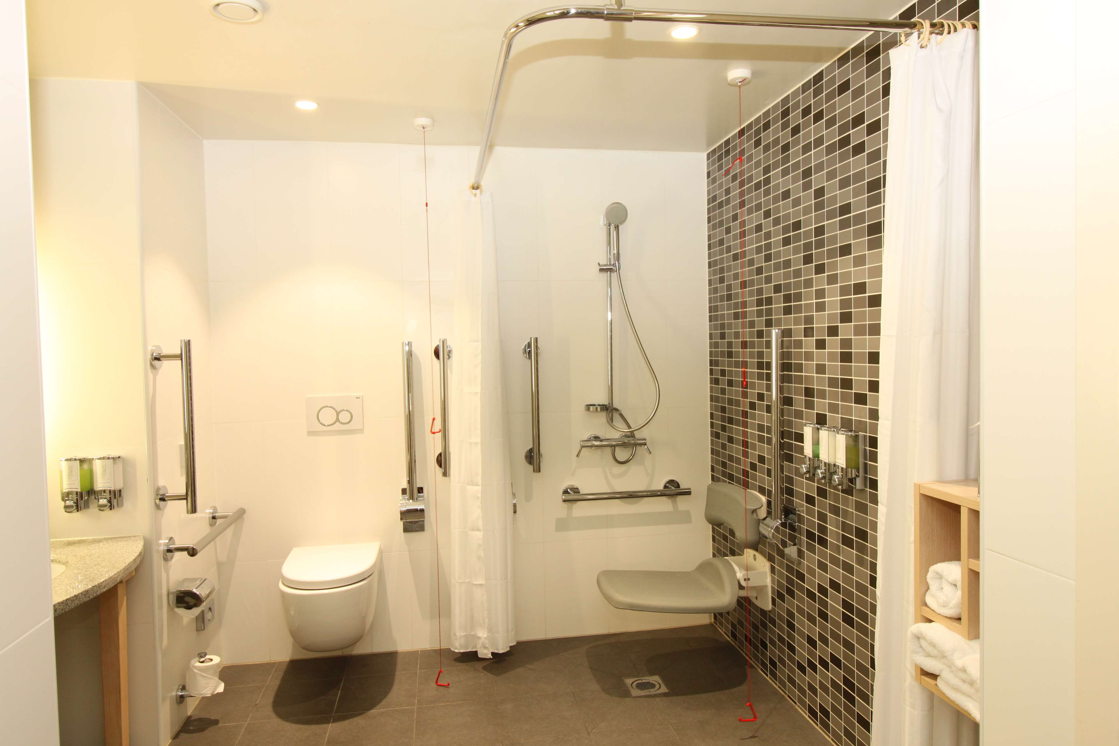 Hampton by Hilton London Docklands - Tap to explore photos