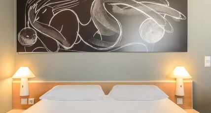 Hotel ibis Montelimar Nord Room Type - Family Room with a double bed and twin beds