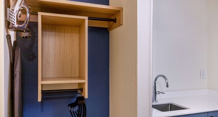 Spark by Hilton Denver International Airport Room Type - 1 KING MB ACC RIS SOFABED