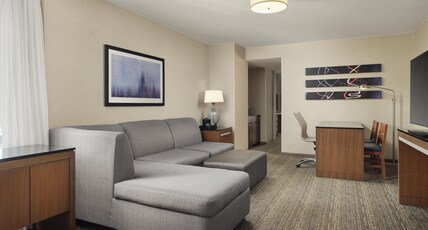 Embassy Suites Chicago Downtown Magnificent Mile Room Type - 1 KING BED CORNER NONSMOKE