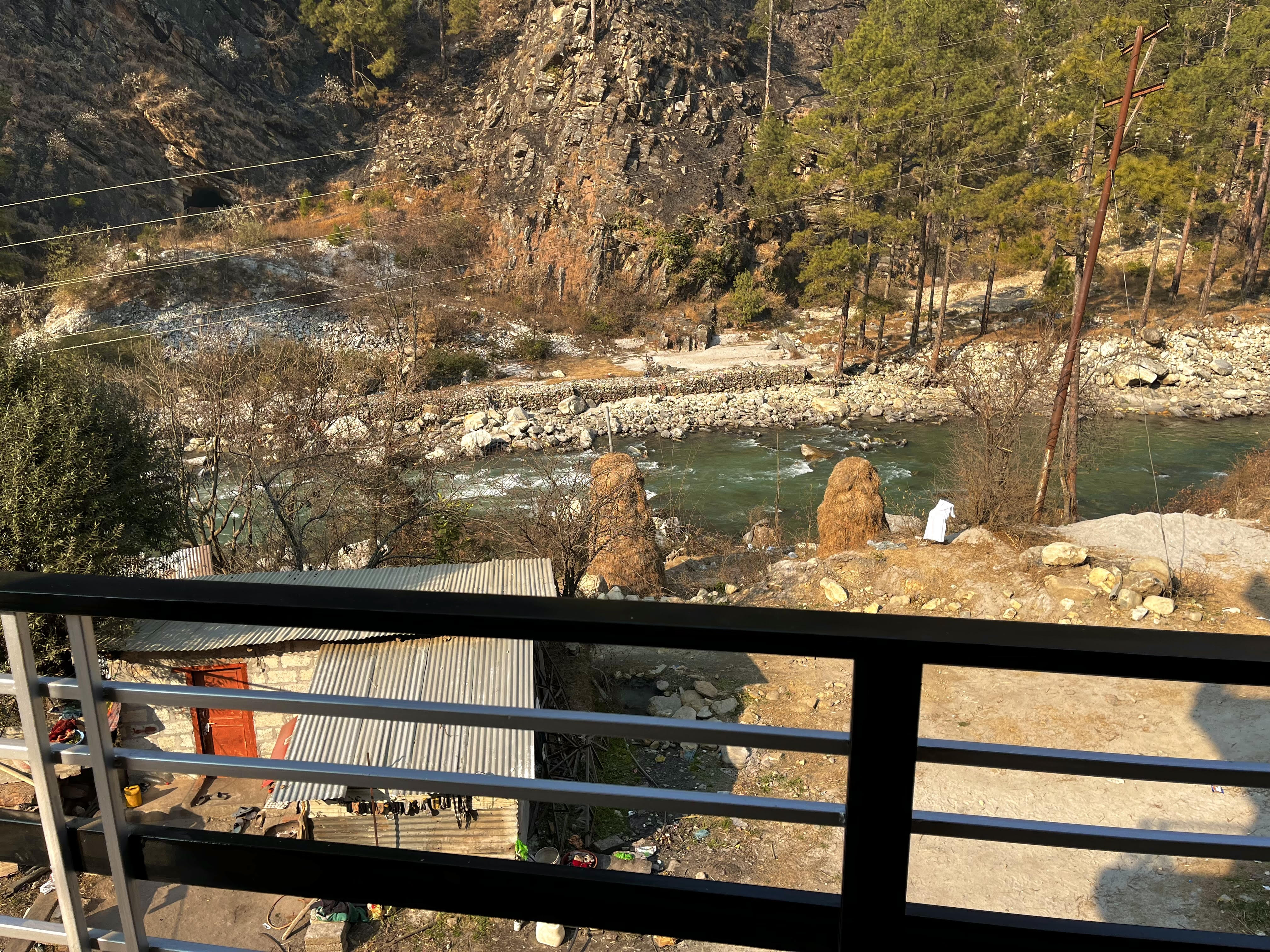 Mid Orchard  A truly Riverside Hotel - Tap to explore photos