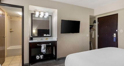 Best Western Plus Jonesboro Inn and Suites Room Type - 1 King Bed, Non-Smoking, Microwave And Refrigerator, Wi-Fi, Full Breakfast