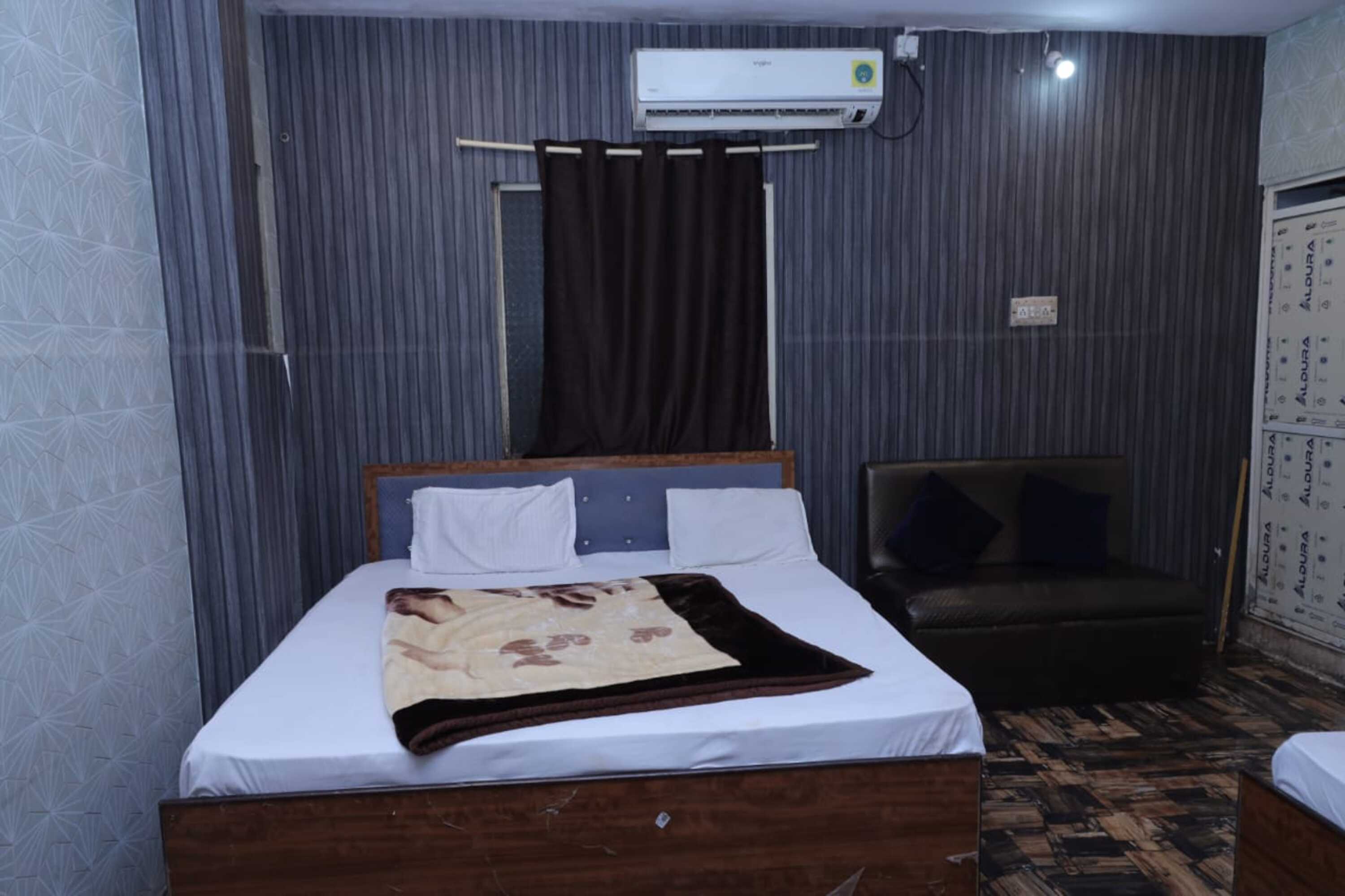 Hotel Jay Shree - Tap to explore photos