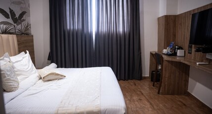 Oasis Suites Room Type - Deluxe King AC Room