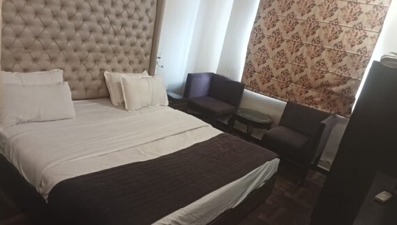 Hotel Paris Hilton - Tap to explore photos