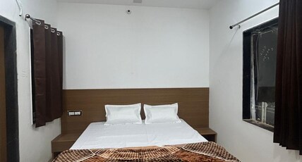 Raj Guest House Room Type - Deluxe Ac Room 