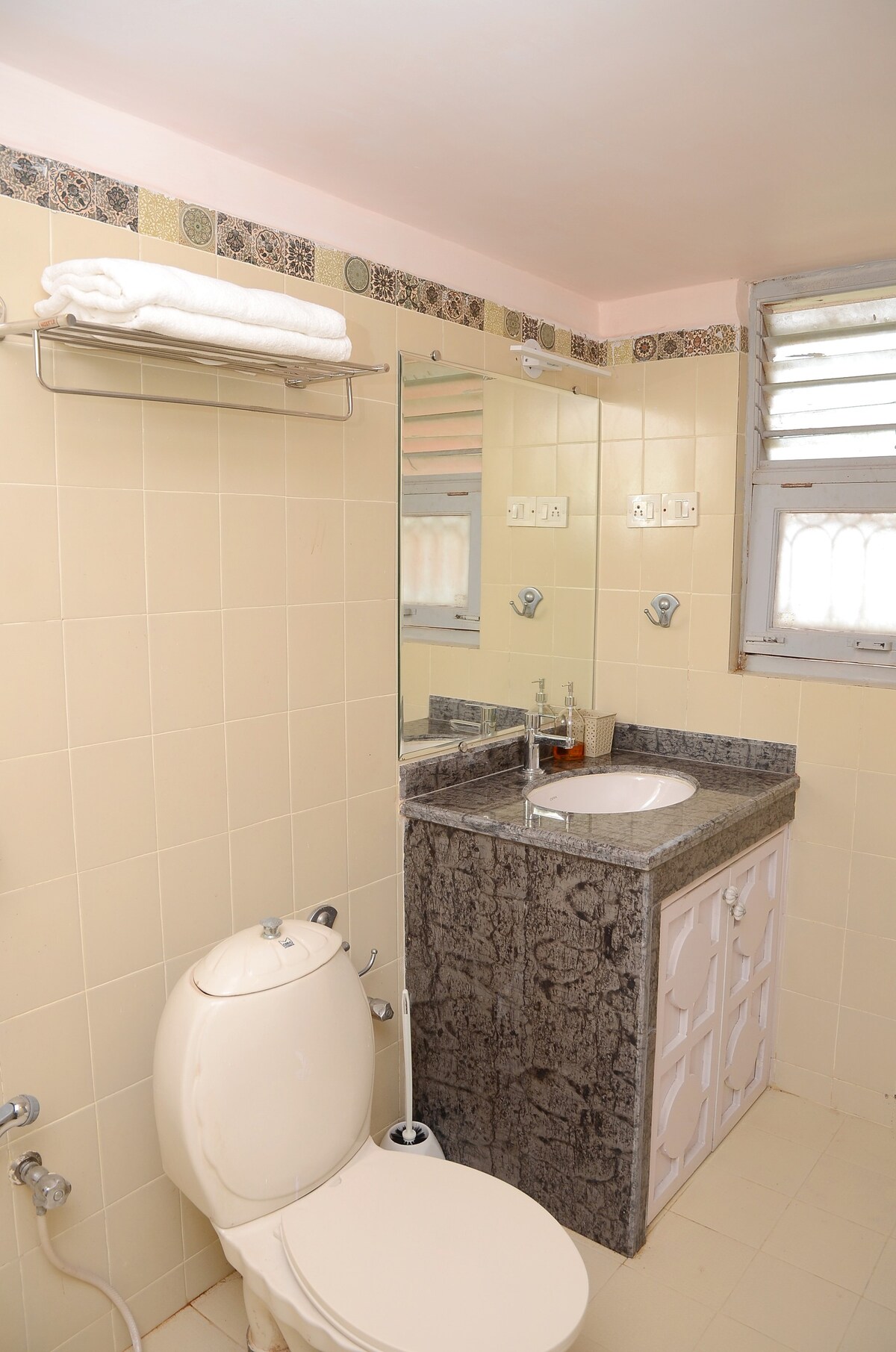 Casa Sea-Esta, Beach view studio apt in Dona Paula - Tap to explore photos