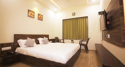 Hotel Vraj Inn Room Type - Deluxe Double Bed AC
