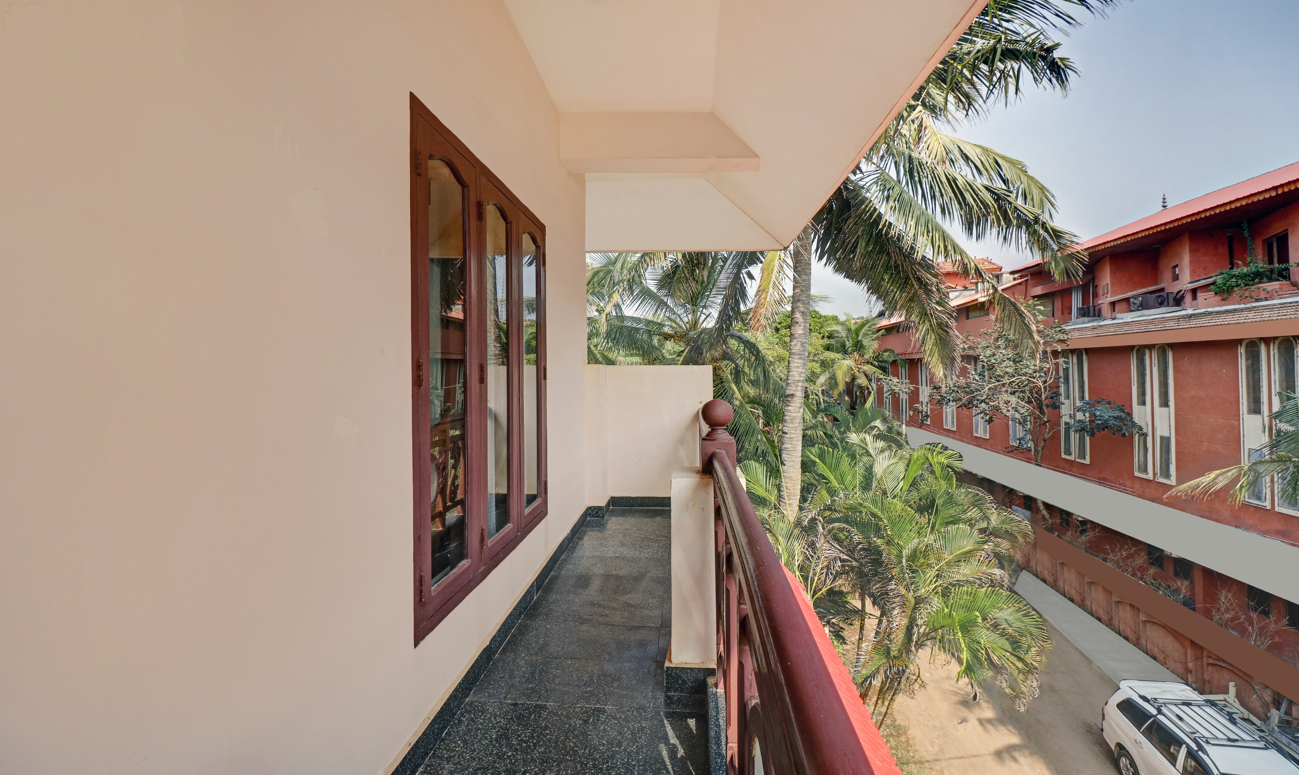 Itsy Hotels The Waters Edge Beach Resort - Tap to explore photos