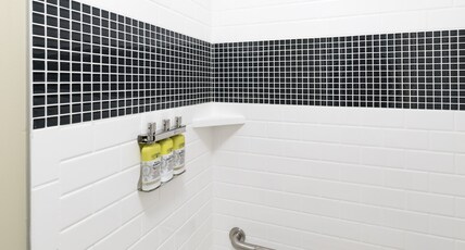 Staybridge Suites Saskatoon - University, an IHG hotel Room Type - 1 Queen Communications Mobility Accessible Tub