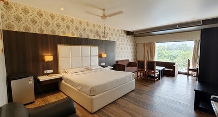 The Four Seasons Recreation Room Type - Suite Room with Bathtub