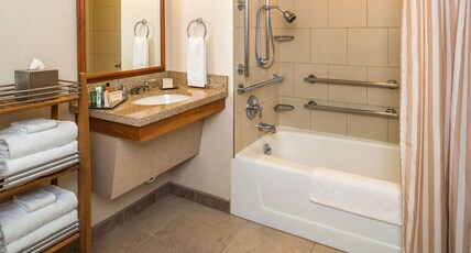 Hilton Seattle Airport & Conference Center Room Type - 1 KNG GARDN VW ACC TUB