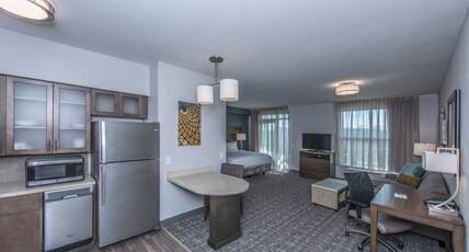 Staybridge Suites Charleston - Mount Pleasant Room Type - 1 King Studio Suite Communication Accessible Tub