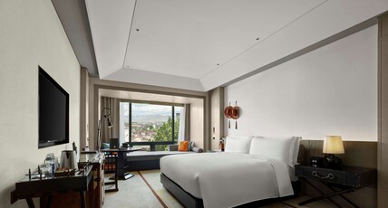 Hilton Shigatse Room Type - KING GUEST ROOM W BALCONY