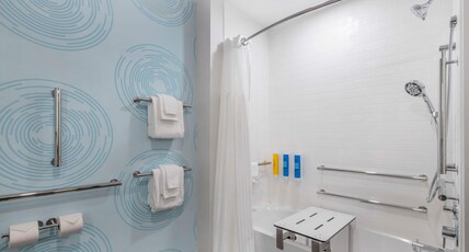 Tru by Hilton Wilmington Mayfaire Room Type - 1 KING ACCESSIBLE TUB