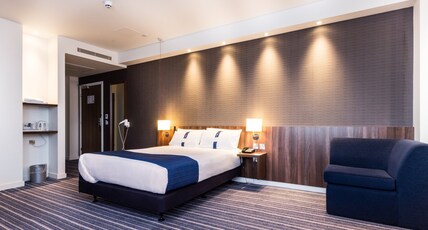 Holiday Inn Express WAKEFIELD Room Type - 1 Double Standard Single Sofa Bed Free Hot Breakfast
