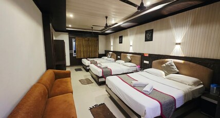 Hotel Vishal Plaza Room Type - FAMILY (6 SHARING) A.C Hotel Vishal Plaza Room Type - FAMILY (6 SHARING) A.C
