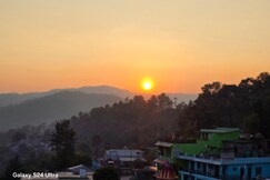 Rooftop Homestay With Mountains View