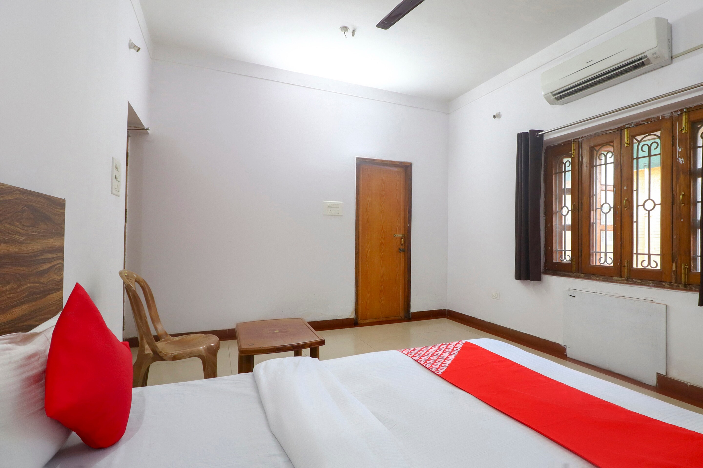 Flagship Oxy Paradise Harmu - Tap to explore photos