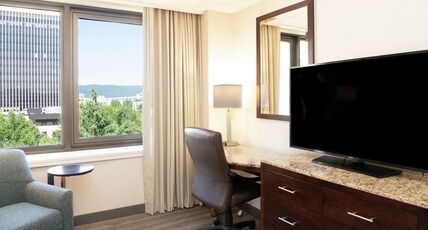 DoubleTree by Hilton Hotel Portland Room Type - 1 KING LARGE ROOM NONSMOK