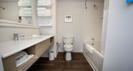 Hampton Inn & Suites Truro, NS Room Type - 1 KING SFBD MIC FRG NS
