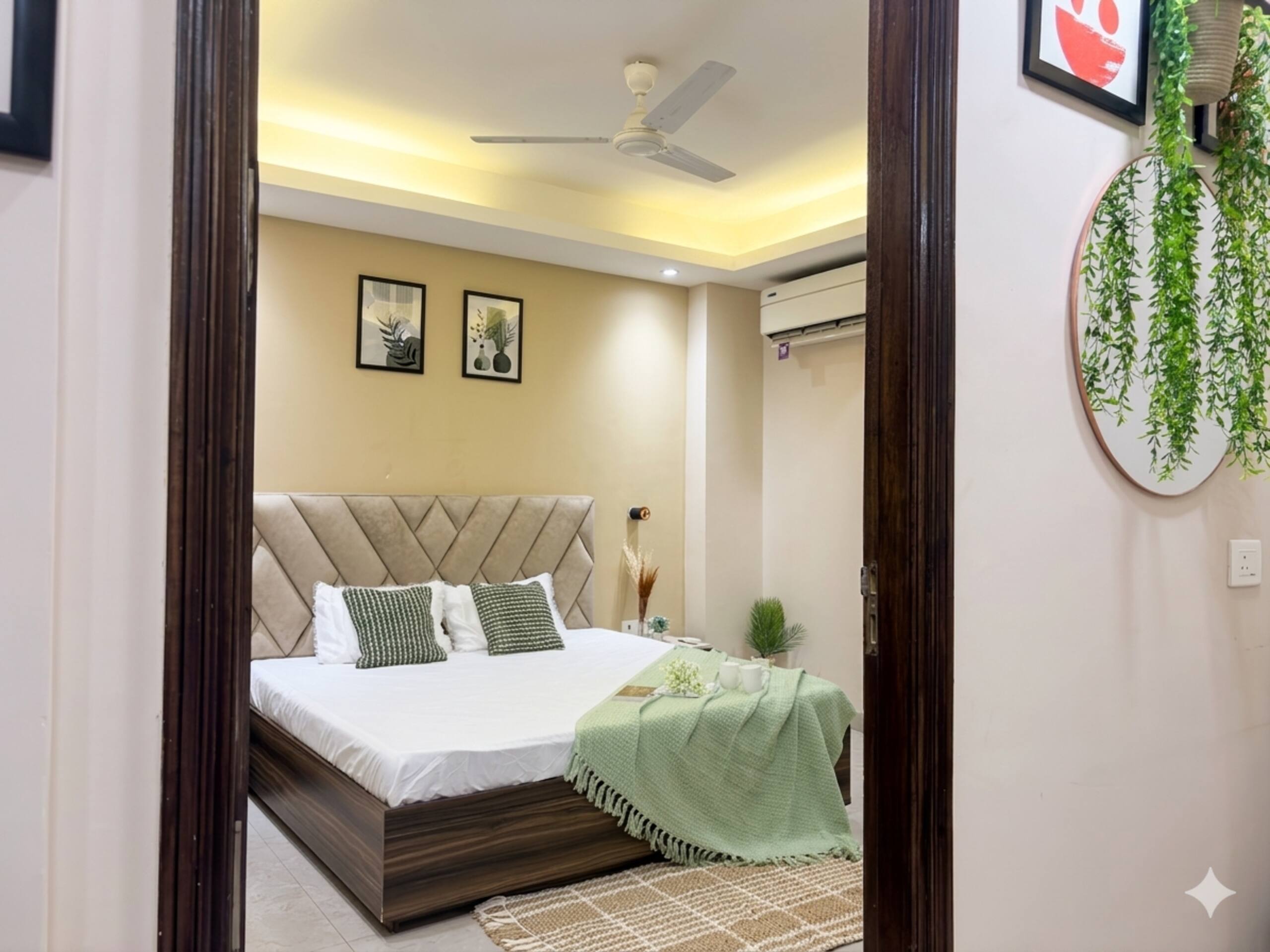 Ivory Leaf Homestay Near Metro Netflix OTT - Tap to explore photos