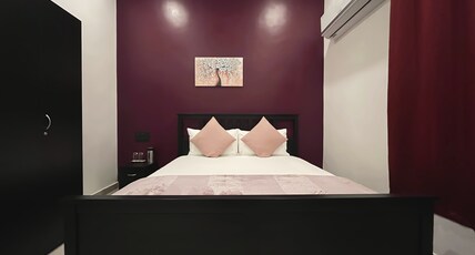 KianaStays Room Type - Deluxe King Room