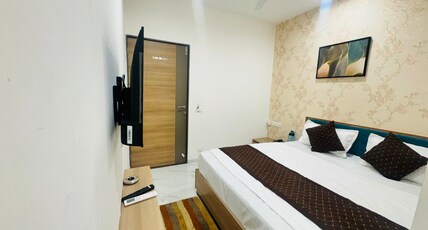 HOTEL LEGEND S G HIGHWAY Room Type - Deluxe Room