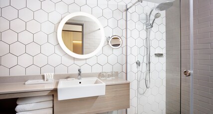 Crowne Plaza Alice Springs Lasseters Room Type - 2 Queen Beds with Walk in Shower
