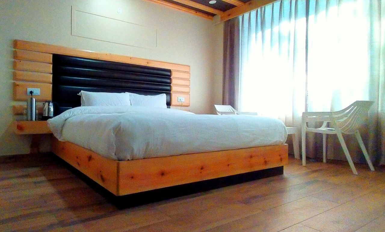 The Jakhoo Crest - Tap to explore photos