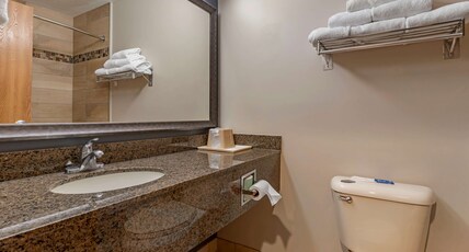 Best Western Newberg Inn Room Type - 2 Queen Beds, Non-Smoking, Sitting Area, Microwave, Refrigerator, Flat Screen Television, High Speed