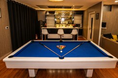 Le Manoir Dwarka | Luxury 3BHK near Yashobhoomi & Airport with Bathtub, PS5, Pooltable & Rainmist