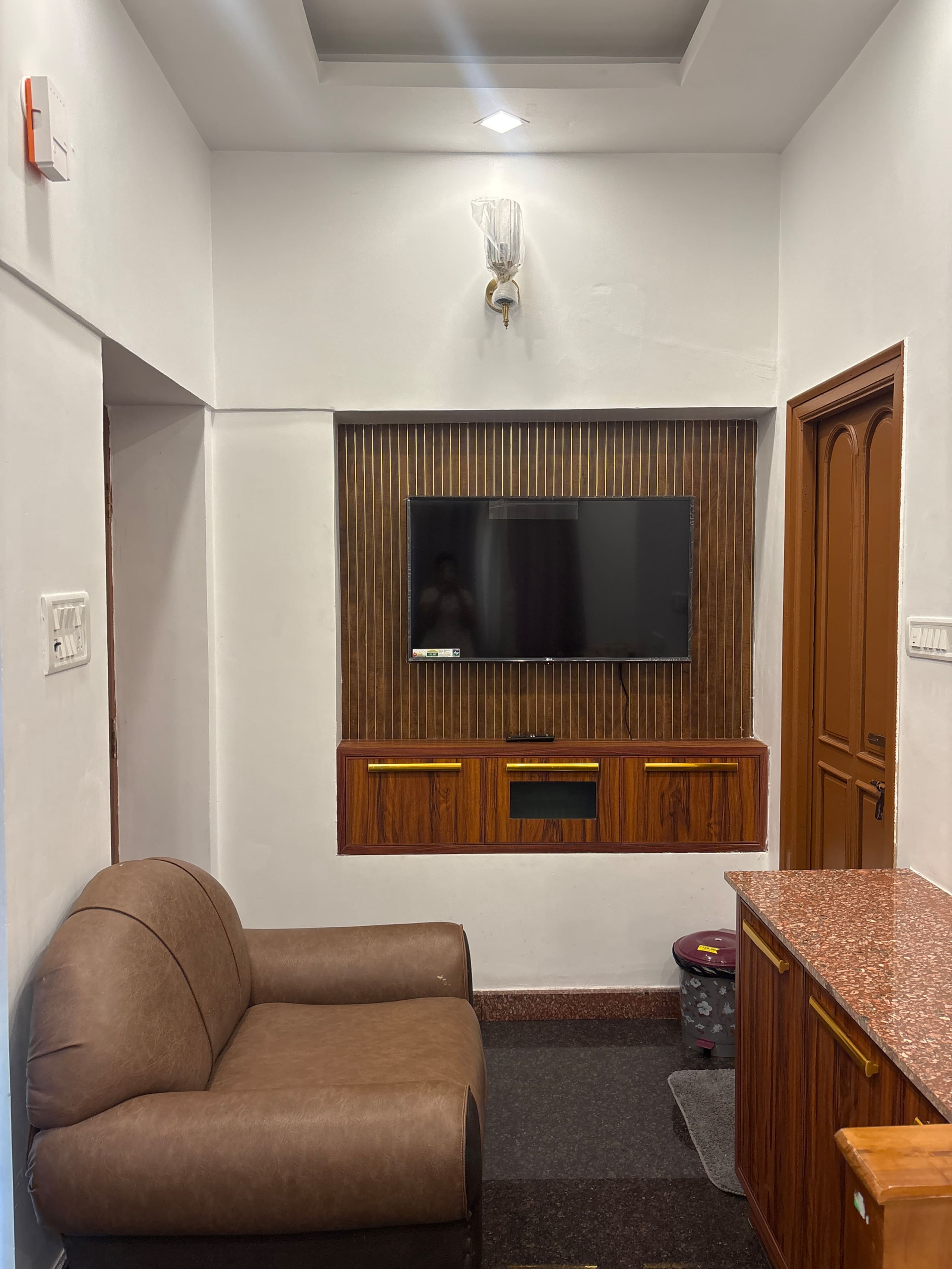 1 BR AC home BTM Metro station 102 - Tap to explore photos