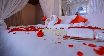 India Vacationz Houseboat Room Type - Honeymoon Suite ( AC Timings From 9 PM to 6 AM )