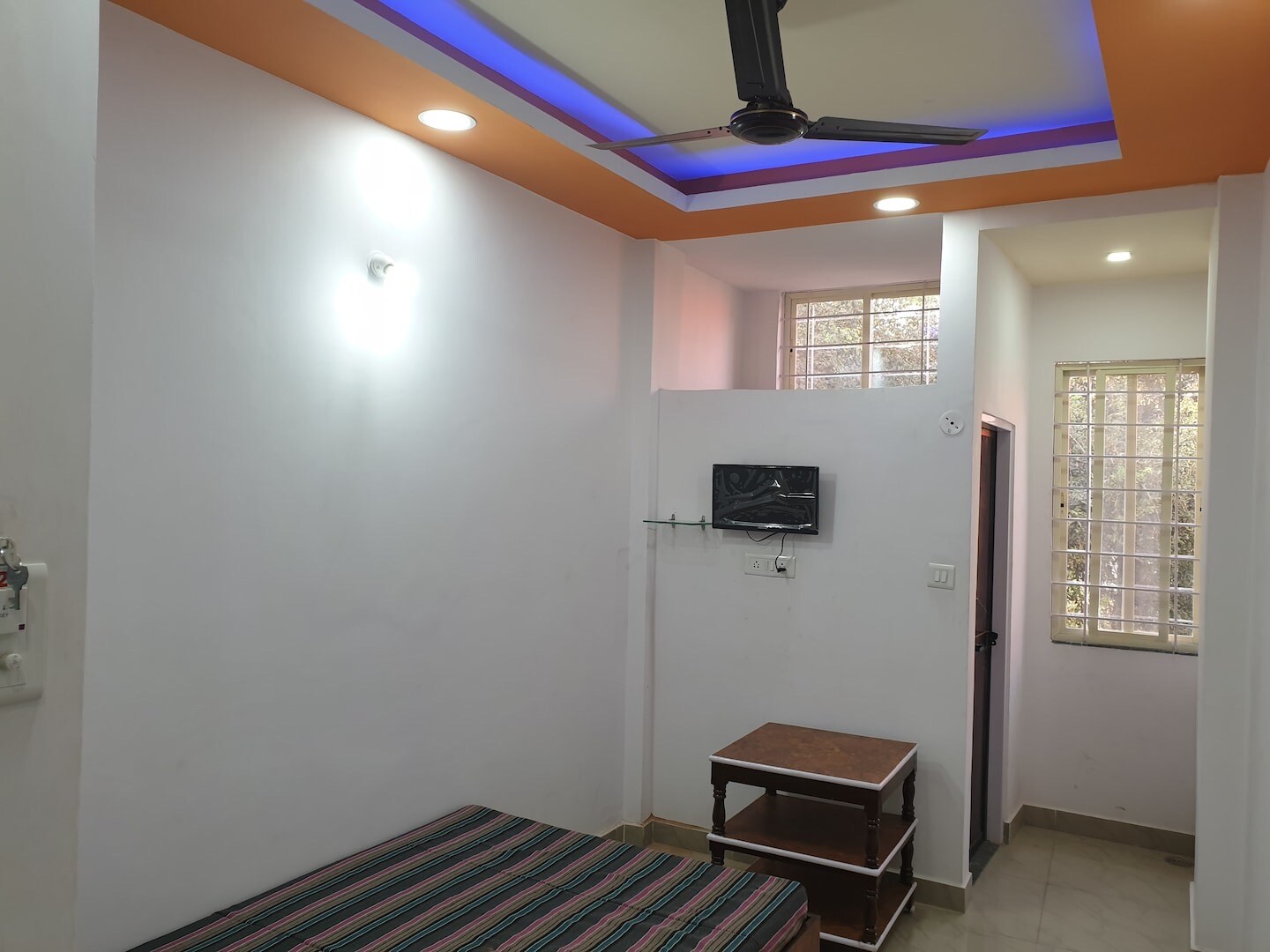 New Neel Kanth Hotel - Tap to explore photos