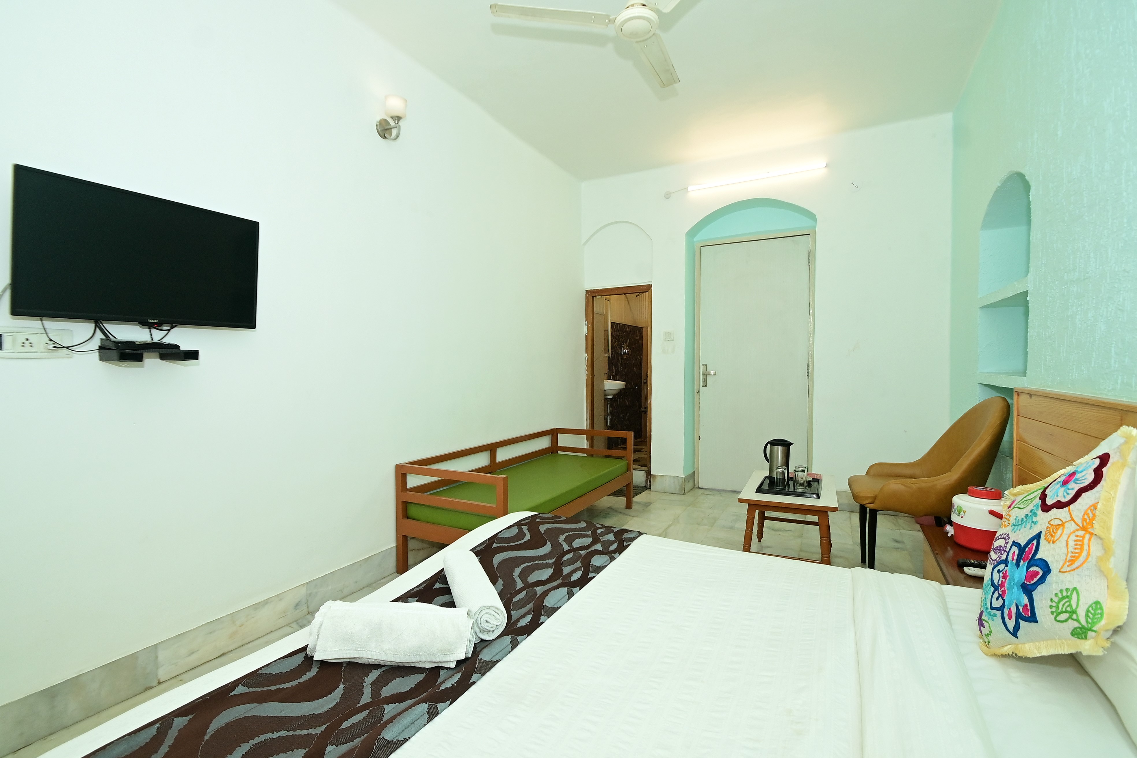 Hotel Shanti ,Mount abu ( 550 meters from Nakki lake ) - Tap to explore photos