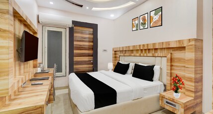 Super OYO Townhouse Oak CSJMU Kanpur Formerly Shree Dev Villa Room Type - Deluxe