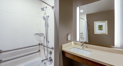  Staybridge Suites Phoenix East - Gilbert, an IHG Hotel Room Type - 2 Queen 1 Bedroom Suite Mobil Access Tub