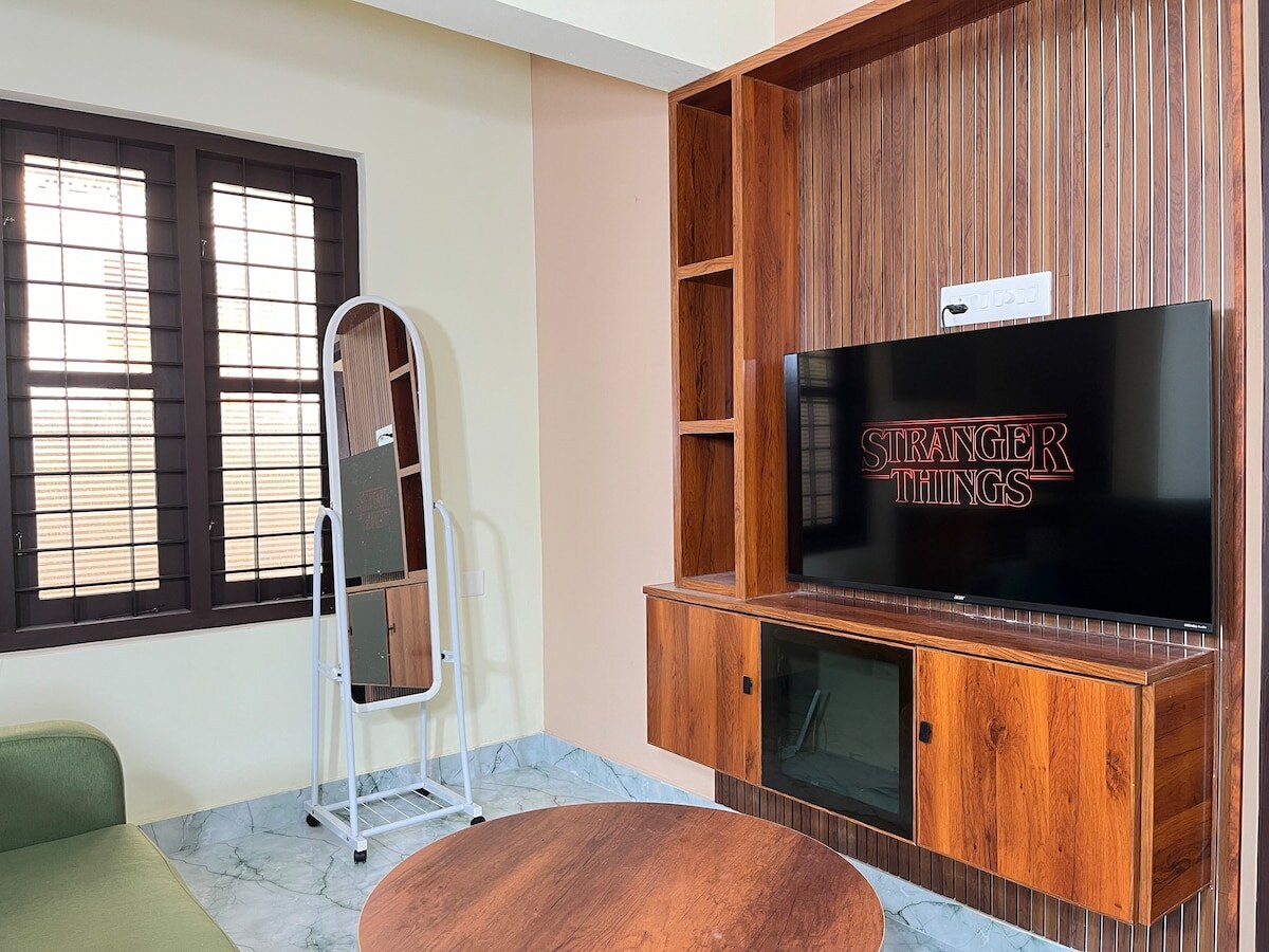 VAR Fun Haus 1 AC 4BHK 8 Min Walk Beach Foosball - Tap to explore photos